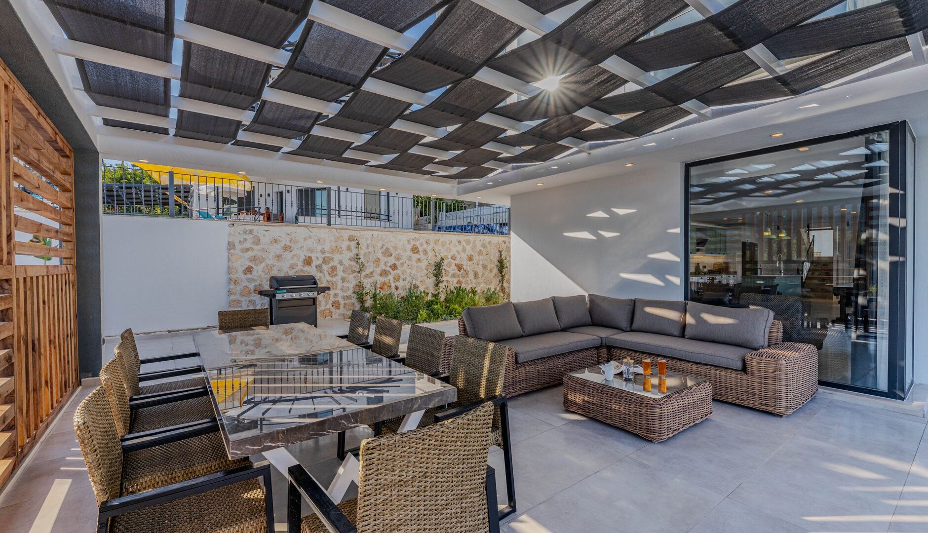 Pergola Tente ve Mafsallı Tente: Hangisi Size Uygun?